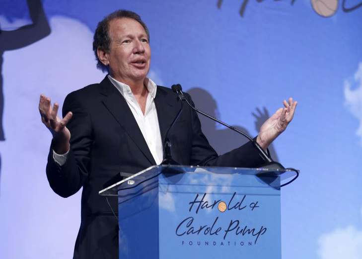 Gary Shandling Entertains the Audience
